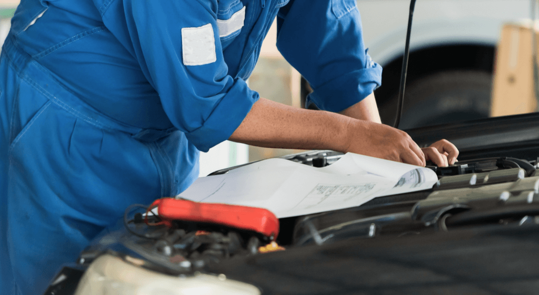 リストを見ながら作業を行う整備士