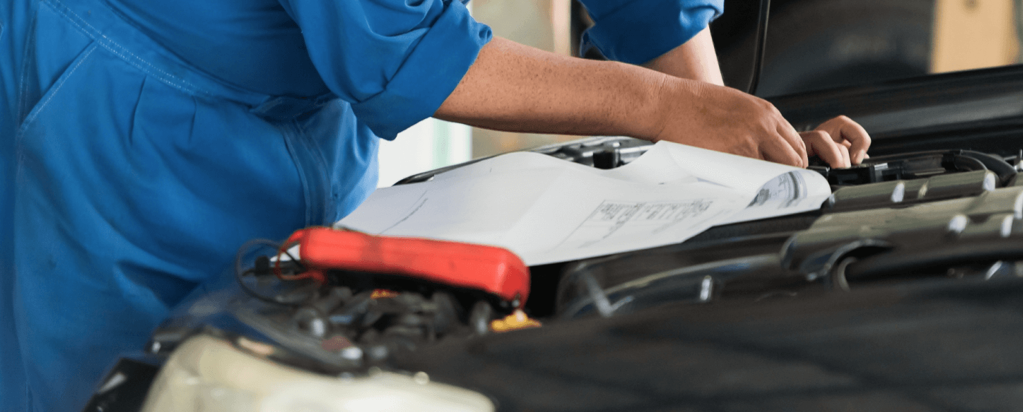 リストを見ながら作業を行う整備士