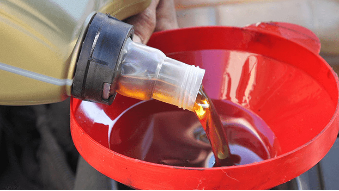 オイルを注ぐ様子