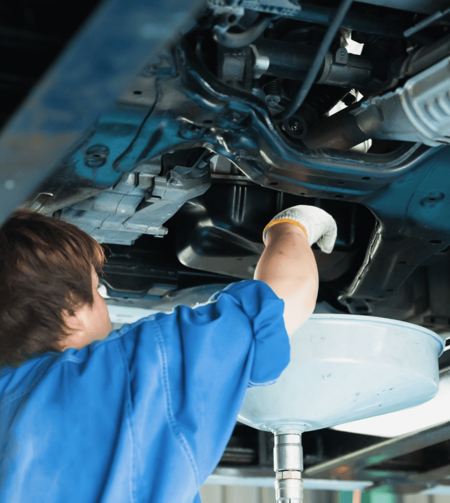 作業する整備士の画像