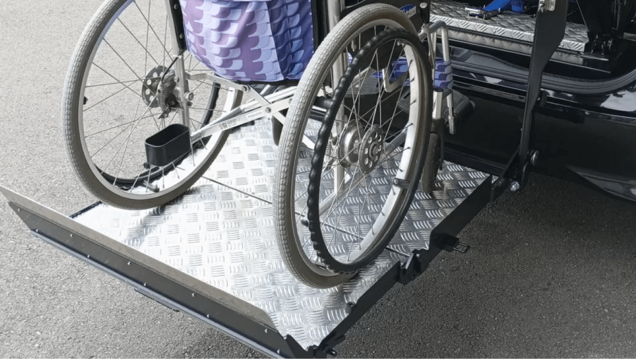 リフトに乗った車椅子